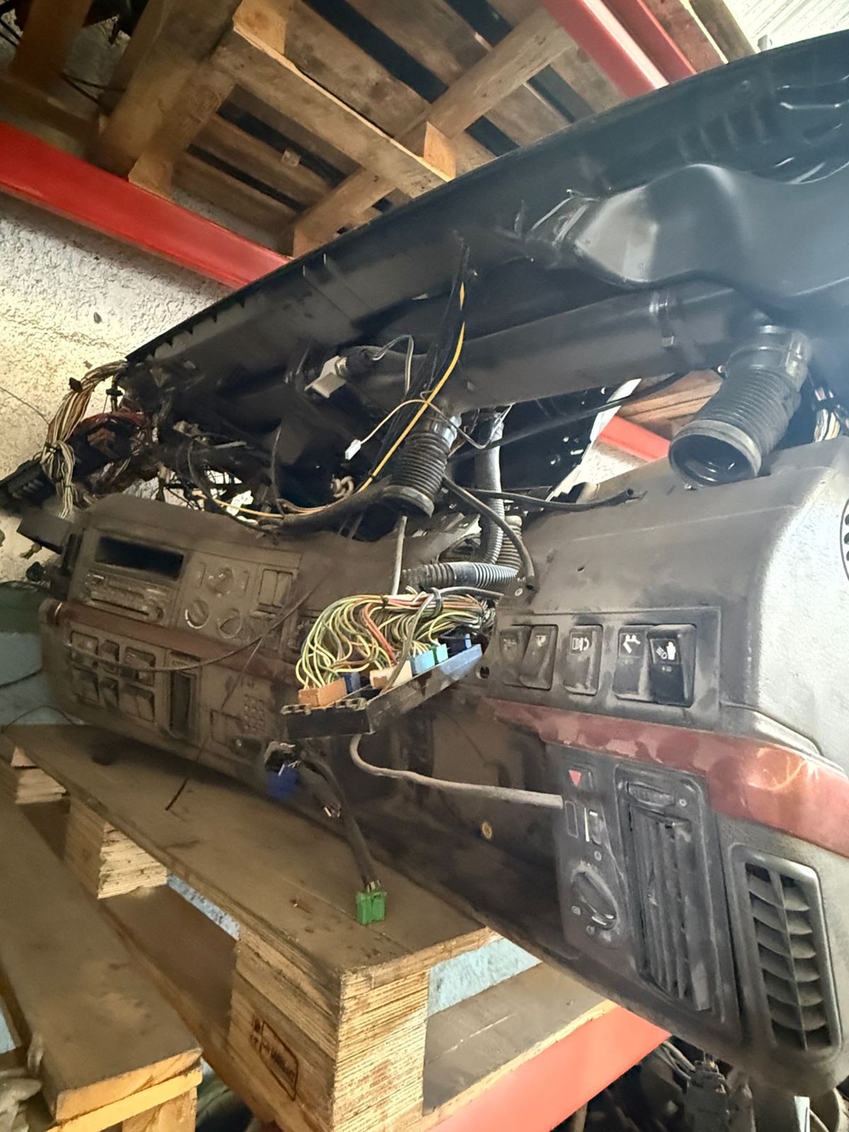 Tablero Completo (Torpedo) para Camiones Volvo – Estructura y Consola Original